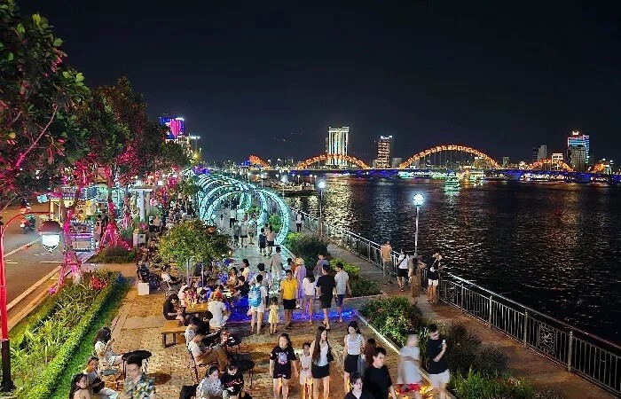 bach dang walking street da nang