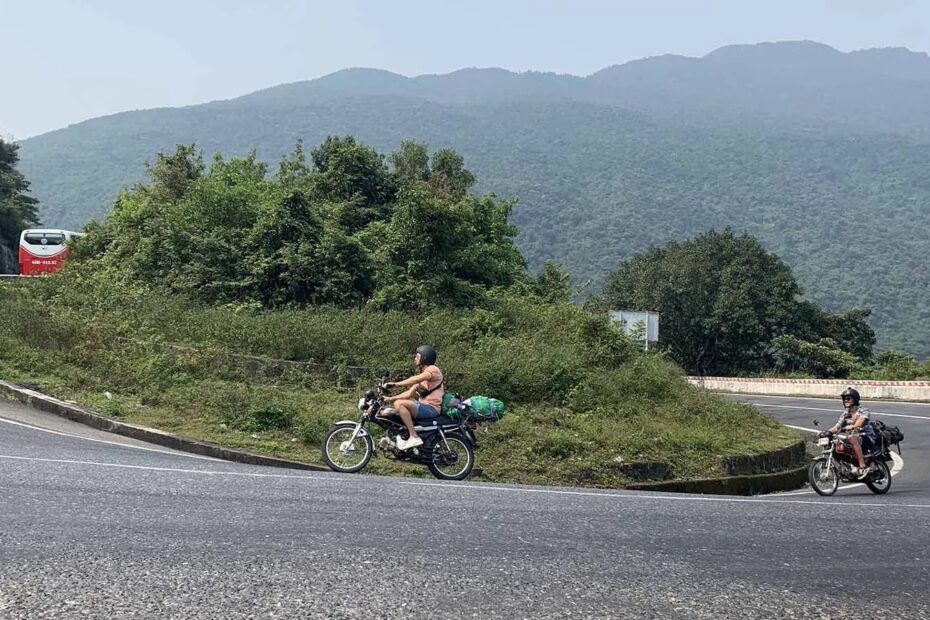 ride motorbike over Hai van pass