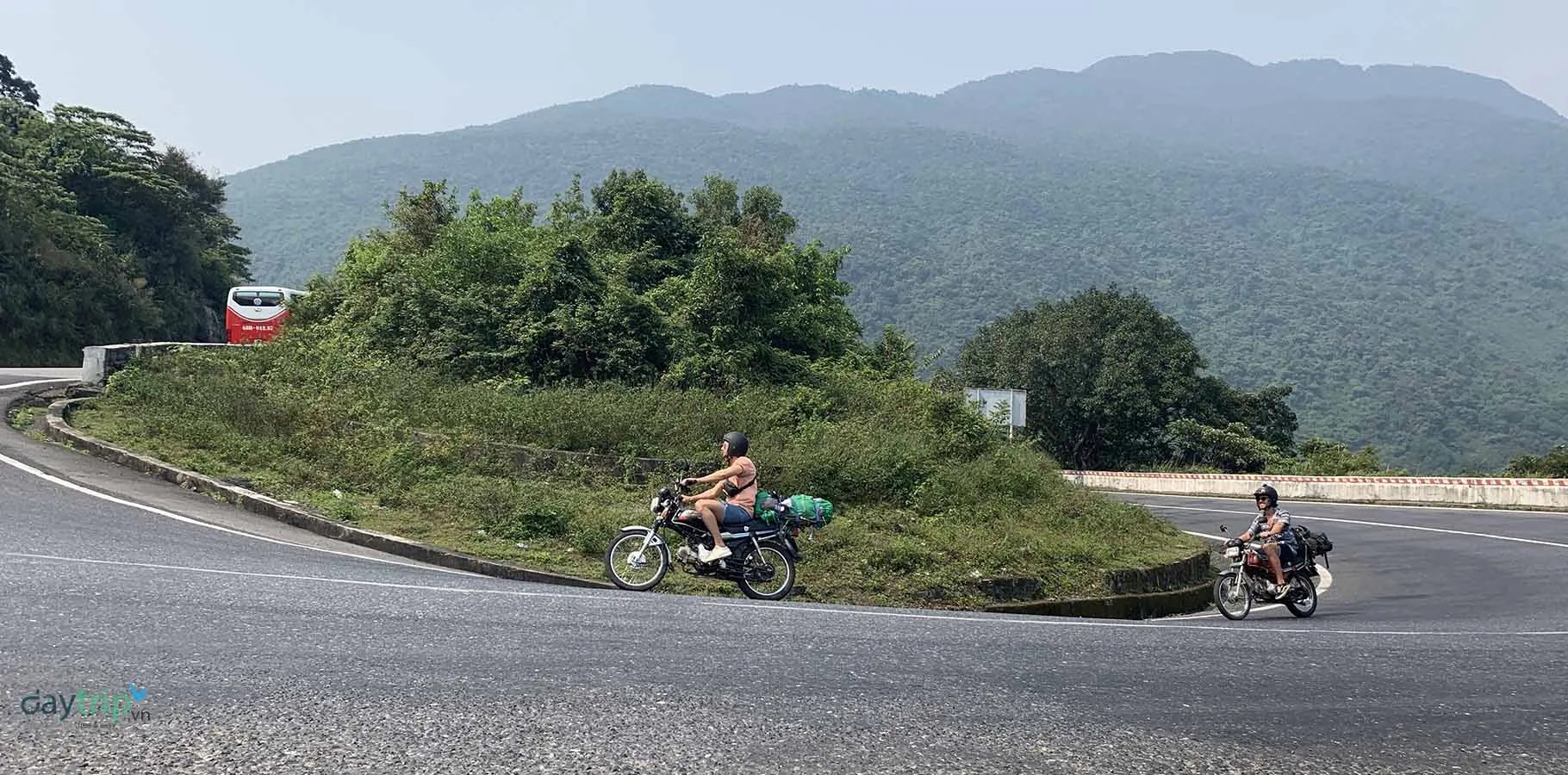 ride motorbike over Hai van pass